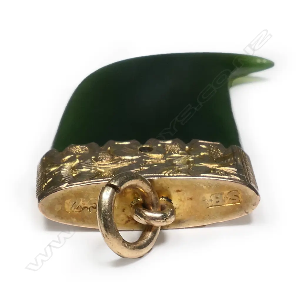 S. Bourdot & Sons (Christchurch) 9ct gold and greenstone claw form pendant, Image 1++